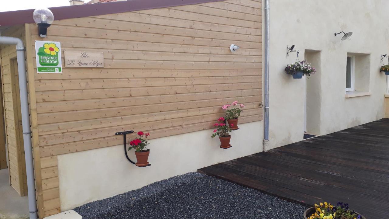 Gite " Le Vieux Noyer" Liesville-sur-Douve Exteriör bild