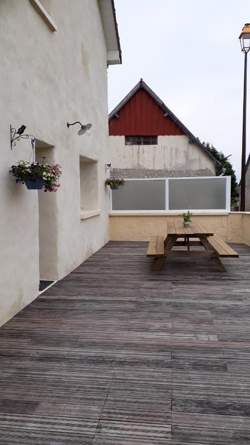 Gite " Le Vieux Noyer" Liesville-sur-Douve Exteriör bild